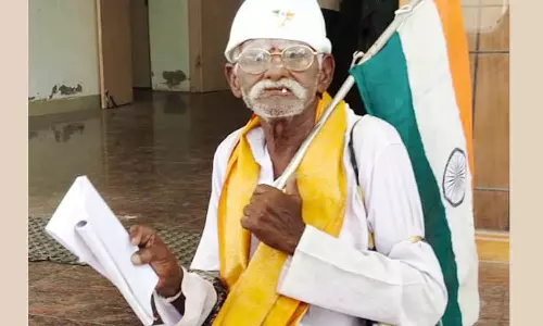 நாட்டையே மீட்டு தந்த எங்களுக்கு ஒரு வீடு தந்தா குறைஞ்சா போவீங்க... வேடசந்தூர் தாலுகா அலுவலகத்தில் போராடிய தியாகியின் பரிதாபம்