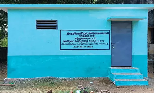 அரசு பள்ளி சத்துணவு கூடத்தை சீரமைத்த முன்னாள் மாணவர்கள்