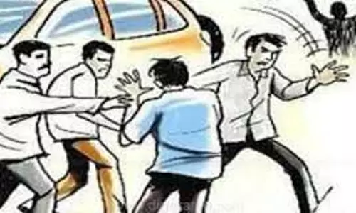 கோவில் கட்டுவதில் அண்ணன், தம்பி இடையே மோதல்: 8 பேர் காயம்