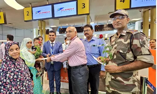 புதிய விமான முனையம் இன்று முதல் செயல்பாட்டுக்கு வந்தது- பயணிகளுக்கு பூங்கொத்து கொடுத்து வரவேற்பு