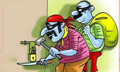 ஊத்துக்குளி-தாராபுரத்தில் ஆசிரியை-வணிகவரி அலுவலக உதவியாளர் வீட்டில் கொள்ளை