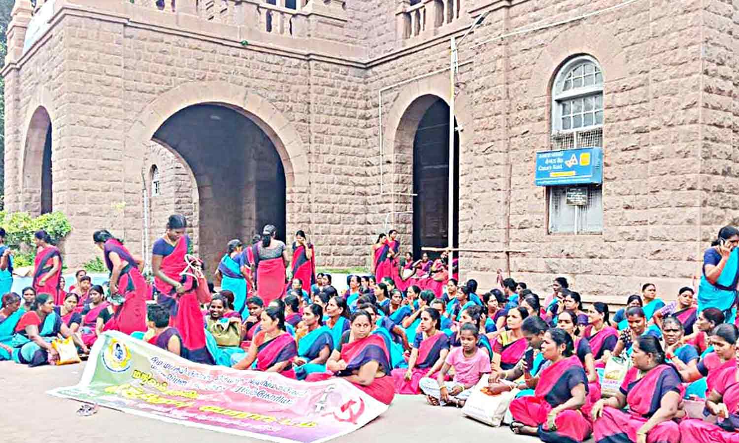 மதுரை கலெக்டர் அலுவலகத்தில் அங்கன்வாடி ஊழியர்கள் விடிய விடிய போராட்டம்