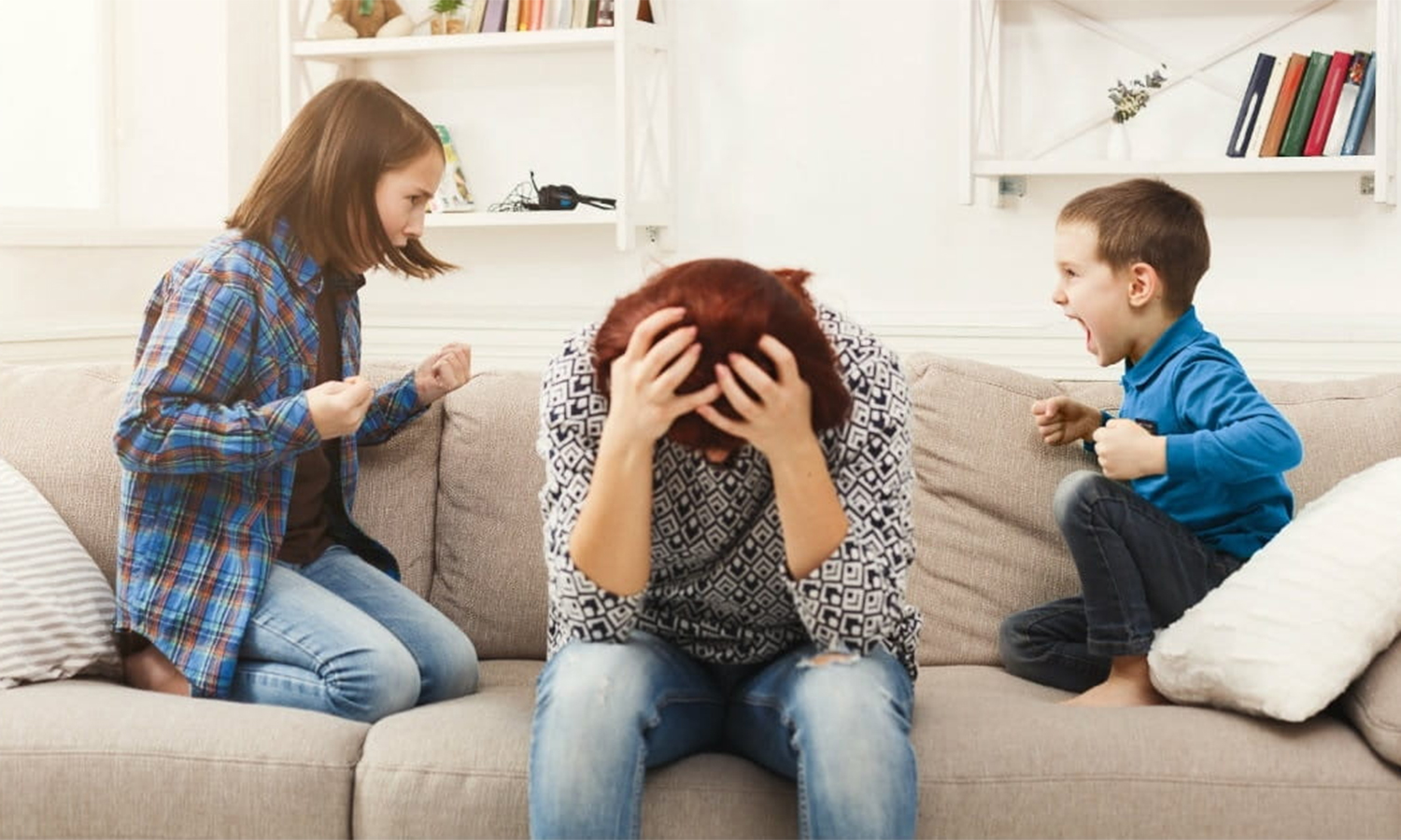 சண்டை போடும் குழந்தைகளை பெற்றோர் எந்த முறையில் சமாதானப்படுத்தலாம்...