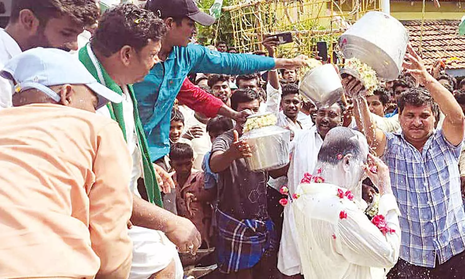வாக்குசேகரிக்க சென்ற வேட்பாளருக்கு பாலாபிஷேகம் செய்த தொண்டர்கள் வாக்குசேகரிக்க சென்ற வேட்பாளருக்கு பாலாபிஷேகம் செய்த தொண்டர்கள்