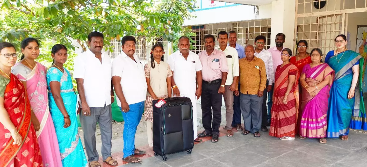 போட்டியில் சாதனை:வெளிநாடு செல்லும் தருமபுரி அரசு பள்ளி மாணவிக்கு பாராட்டு போட்டியில் சாதனை:வெளிநாடு செல்லும் தருமபுரி அரசு பள்ளி மாணவிக்கு பாராட்டு