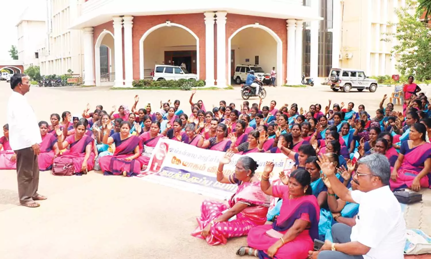 தஞ்சையில், அங்கன்வாடி பணியாளர்கள் விடிய விடிய காத்திருப்பு போராட்டம் தஞ்சையில், அங்கன்வாடி பணியாளர்கள் விடிய விடிய காத்திருப்பு போராட்டம்