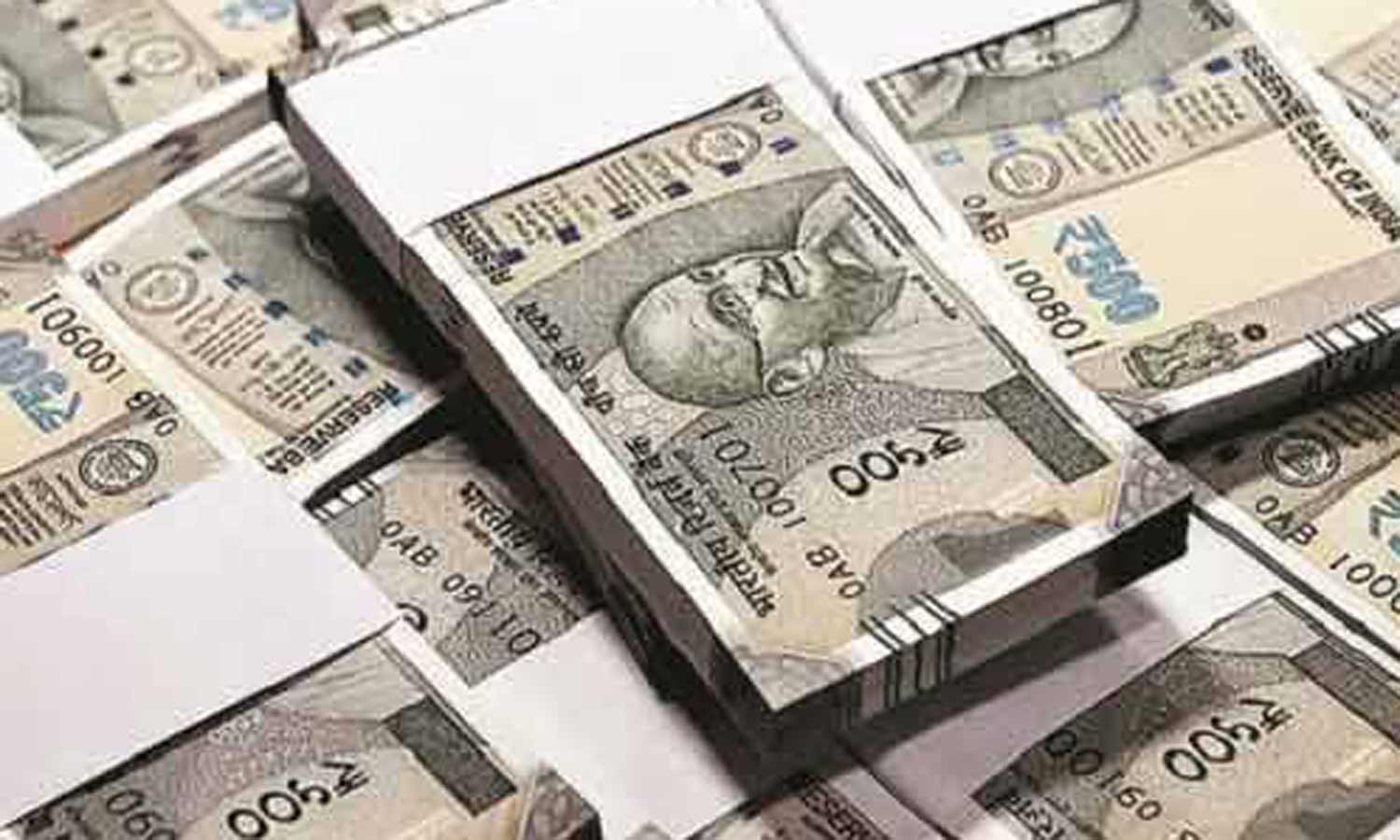 நாங்குநேரி அருகே காரில் சென்ற நகை வியாபாரியை தாக்கி ரூ.1.50 கோடி கொள்ளை