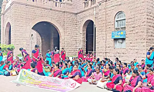 மதுரை கலெக்டர் அலுவலகத்தில் அங்கன்வாடி ஊழியர்கள் விடிய விடிய போராட்டம்