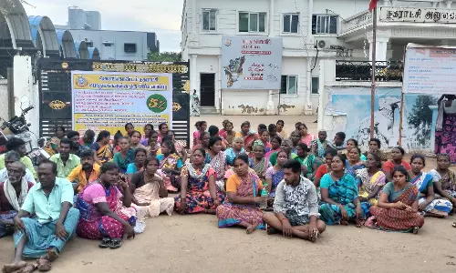 துப்புரவு பணியாளர்கள் முற்றுகை போராட்டம்