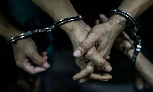 ஓசியில் பெட்ரோல் கேட்டு ஊழியர்களை தாக்கிய 2 பேர் கைது