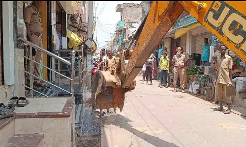 மாட வீதிகளில் ஆக்கிரமிப்பு அகற்றம்