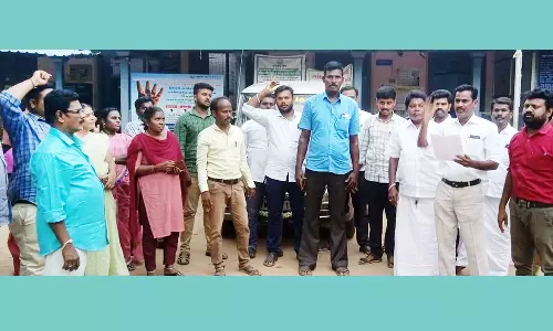 கிராம நிர்வாக அலுவலர்கள் ஆர்ப்பாட்டம்