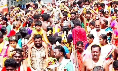 கோவில் திருவிழாவில் பால்குடம் எடுத்து வந்த பக்தர்கள்