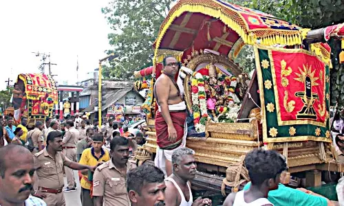 வில்லாபுரம் பாகற்காய் மண்டகப்படியில் எழுந்தருளிய சுவாமி-அம்பாள்