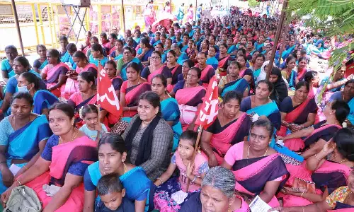 திருப்பூர் கலெக்டர் அலுவலகம் முன்பு அங்கன்வாடி ஊழியர்கள் காத்திருப்பு போராட்டம்