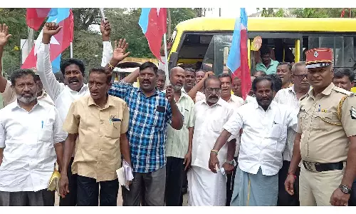 கூட்டுறவு நூற்பாலை ஊழியர்கள்  ஆர்ப்பாட்டம்