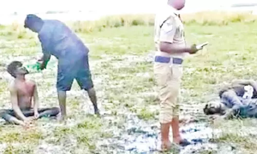 ஸ்ரீபெரும்புதூர் அருகே 2 வாலிபர்களை கடத்திய கடத்தல் கும்பலை மரத்தில் கட்டிவைத்து  சரமாரியாக தாக்கிய ஊர்மக்கள்