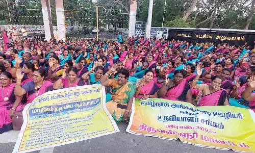 திருவள்ளூர் கலெக்டர் அலுவலகத்தில் அங்கன்வாடி ஊழியர்கள் 2-வது நாளாக காத்திருப்பு போராட்டம்