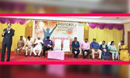 ஹோலி கிராஸ் என்ஜினீயரிங் கல்லூரி சார்பில் மாணவர்கள் உயர்கல்வியை தேர்வு  செய்ய உதவும் வெற்றிக்கு வழி நிகழ்ச்சி