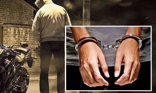 களக்காட்டில் மோட்டார் சைக்கிள் திருடிய வாலிபர் கைது