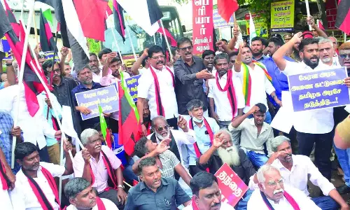 சிறுவாணி ஆற்றில் தடுப்பணை கட்ட எதிர்ப்பு: கேரள அரசு பஸ்களை சிறைபிடித்து போராட்டம்- அரசியல் கட்சியினர் முற்றுகை