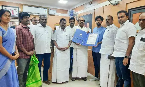 மாநில ஆடை வடிவமைப்பு போட்டியில் 2-வது பரிசு பெற்ற திருப்பூர் மாணவருக்கு செல்வராஜ் எம்.எல்.ஏ வாழ்த்து