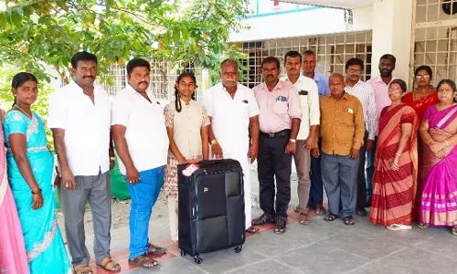 போட்டியில் சாதனை:வெளிநாடு செல்லும் தருமபுரி அரசு பள்ளி மாணவிக்கு பாராட்டு