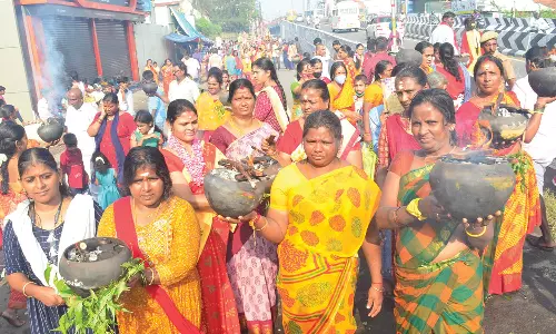 கோவை தண்டுமாரியம்மன் கோவில் திருவிழாயொட்டி அக்னிசட்டி எடுத்து வந்த பக்தர்கள்