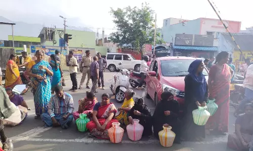 மேட்டுப்பாளையத்தில் குடிநீர் கேட்டு காலி குடங்களுடன் பெண்கள் மறியல்
