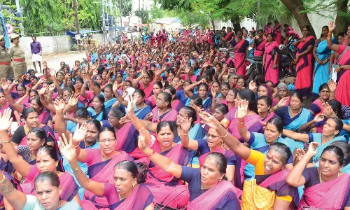 கோவை கலெக்டர் அலுவலகம் முன்பு 2-வது நாளாக போராட்டம் நடத்திய அங்கன்வாடி ஊழியர்கள்