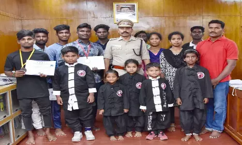 மாநில அளவிலான ஊசூ விளையாட்டு போட்டியில்,சாதனை படைத்த மாணவர்களுக்கு  - மாவட்ட போலீஸ் சூப்பிரண்டு பாராட்டு