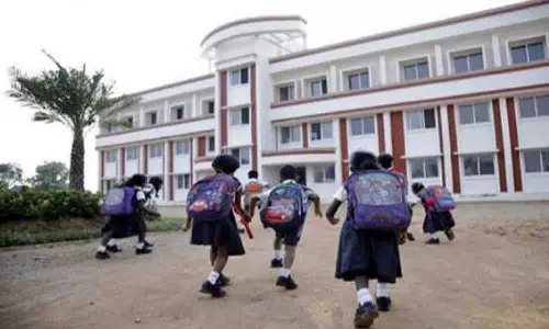 அதிக கட்டணம் வசூலிக்கும் தனியார் பள்ளிகள் மீது நடவடிக்கை எடுக்க வேண்டும் - கலெக்டரிடம் மனு