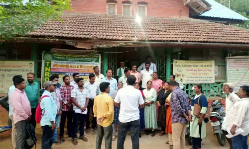 பொன்னேரியில் கிராம நிர்வாக அலுவலர்கள் ஆர்ப்பாட்டம்