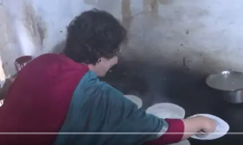 கர்நாடக தேர்தல் - ஓட்டலில் தோசை சுட்டு பிரசாரம் செய்த பிரியங்கா காந்தி