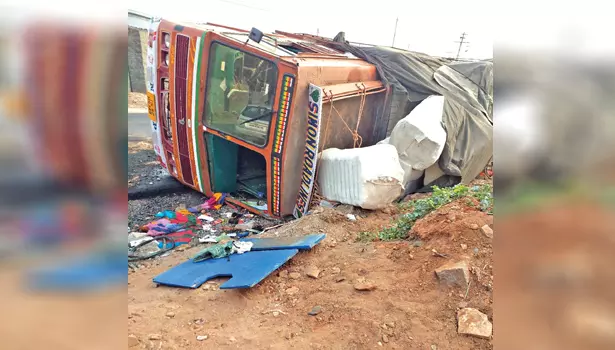 மேட்டூர் அருகே நூல் பாரம் ஏற்றி வந்த லாரி சாலையில் கவிழ்ந்தது மேட்டூர் அருகே நூல் பாரம் ஏற்றி வந்த லாரி சாலையில் கவிழ்ந்தது
