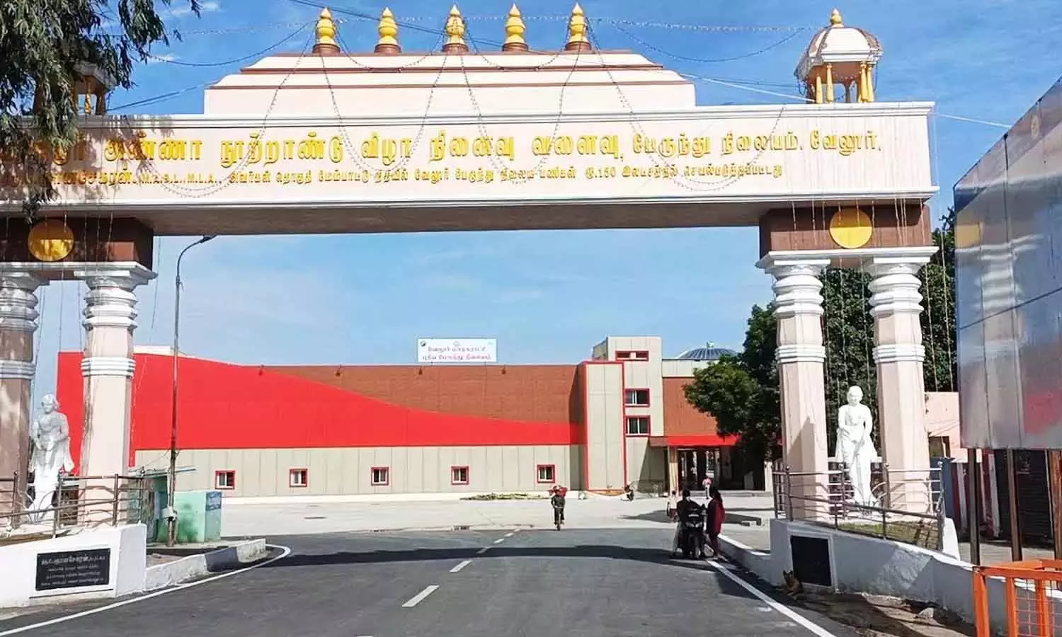 வேலூர் மாநகராட்சியில் புதிய பஸ் நிலைய கடைகளை ஏலம் எடுக்க ஆள் இல்லை வேலூர் மாநகராட்சியில் புதிய பஸ் நிலைய கடைகளை ஏலம் எடுக்க ஆள் இல்லை
