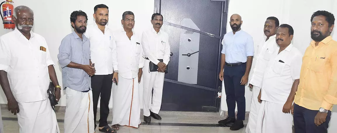 வாக்குப்பதிவு எந்திரம் உள்ள கிடங்கை ஆய்வு செய்த கலெக்டர்