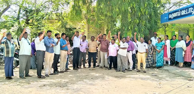 சிவகிரியில் அரசு ஊழியர் சங்கத்தினர் ஆர்ப்பாட்டம்