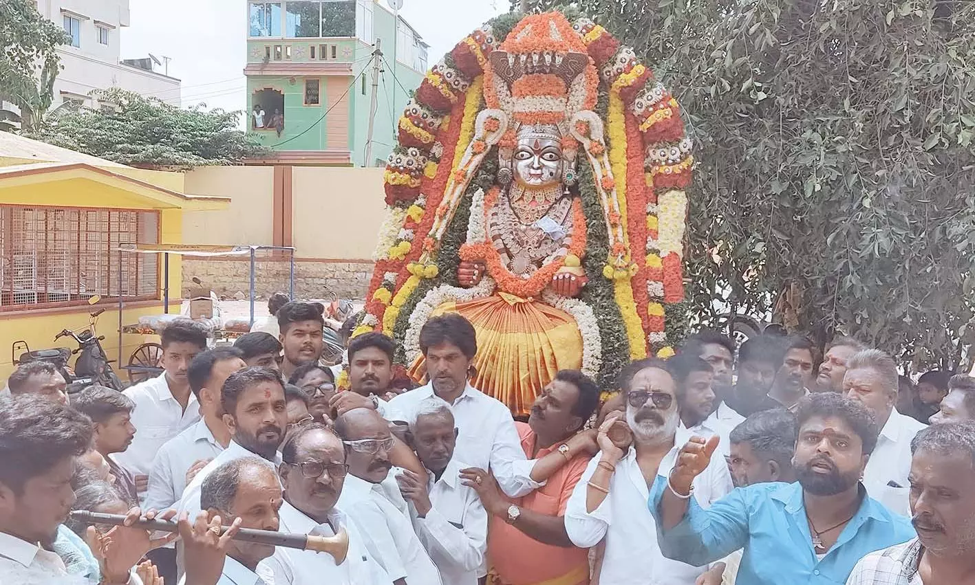 கோட்டை மாரியம்மன் கோவிலில் கொடியேற்றும் நிகழ்ச்சி கோட்டை மாரியம்மன் கோவிலில் கொடியேற்றும் நிகழ்ச்சி