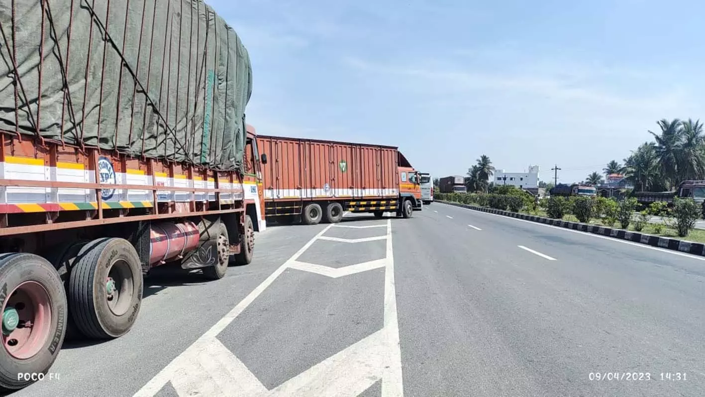 தேசிய நெடுஞ்சாலையை ஆக்கிரமித்து நிறுத்தும் லாரிகளால் விபத்து ஏற்படும் அபாயம் தேசிய நெடுஞ்சாலையை ஆக்கிரமித்து நிறுத்தும் லாரிகளால் விபத்து ஏற்படும் அபாயம்