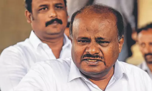 எடியூரப்பாவும், டி.கே.சிவக்குமாரும் ரத்தத்தில் எழுதி கொடுக்க வேண்டாம்: குமாரசாமி சாடல்