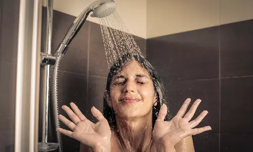கோடை வெப்பத்தை குறைக்க எப்படி குளிக்கலாம்...
