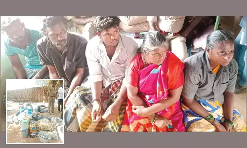 அனுமதியின்றி வீட்டில் வெடி பொருட்கள் பதுக்கி பட்டாசு தயாரித்த 5 பேர் கைது