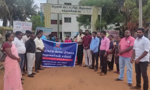 கிராம நிர்வாக அலுவலர் படுகொலையை கண்டித்து கந்தர்வகோட்டையில் ஆர்ப்பாட்டம்