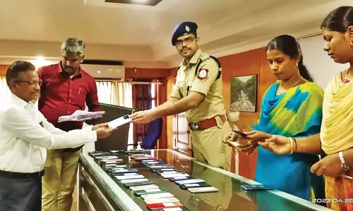 தேனி மாவட்டத்தில் திருடு போன 105 செல்போன்கள் உரியவர்களிடம் ஒப்படைப்பு