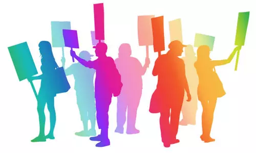 ஆண்டிபட்டி : போலி டாக்டரை கைது செய்ததால் போலீஸ் நிலையம் முற்றுகை