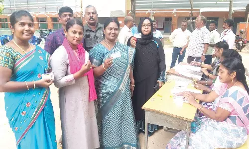 தெருவோர வியாபாரிகள் 6 பேரை தேர்ந்தெடுக்க இன்று வாக்குப்பதிவு- வியாபாரிகள் திரண்டு வந்து ஓட்டு போட்டனர்