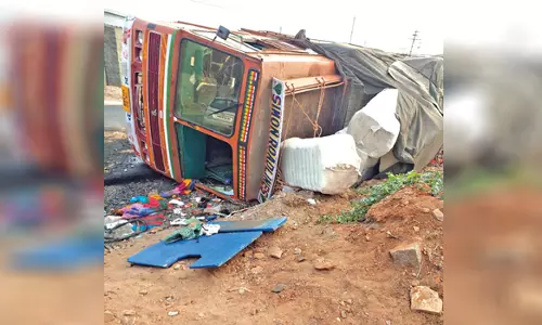 மேட்டூர் அருகே நூல் பாரம் ஏற்றி வந்த லாரி சாலையில் கவிழ்ந்தது