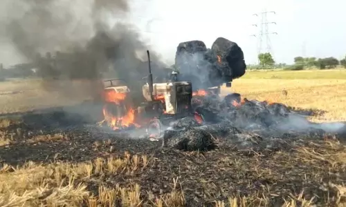 வைக்கோல் ஏற்றி வந்த டிராக்டர் தீப்பிடித்து டிரைவர் படுகாயம்