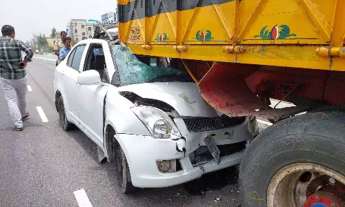 லாரி மீது கார் பயங்கர மோதல்